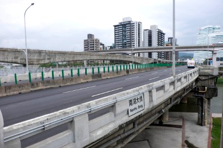Nanhu Bridge and Taipei Metro Neihu Line 20141110a