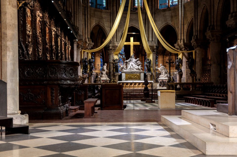 Maître-autel dans le chœur de la cathédrale Notre-Dame de Paris
