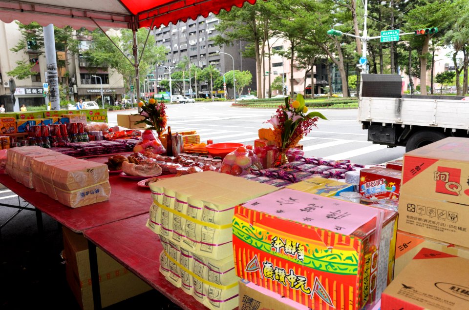 Main Offering Items Table in 2017 Ghost Festival of Futai Village 20170902b