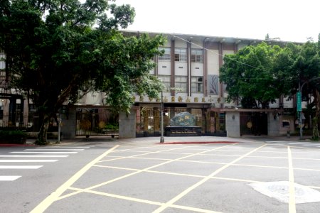 Main Entrance of Taipei Municipal Songshan Elementary School 20161031