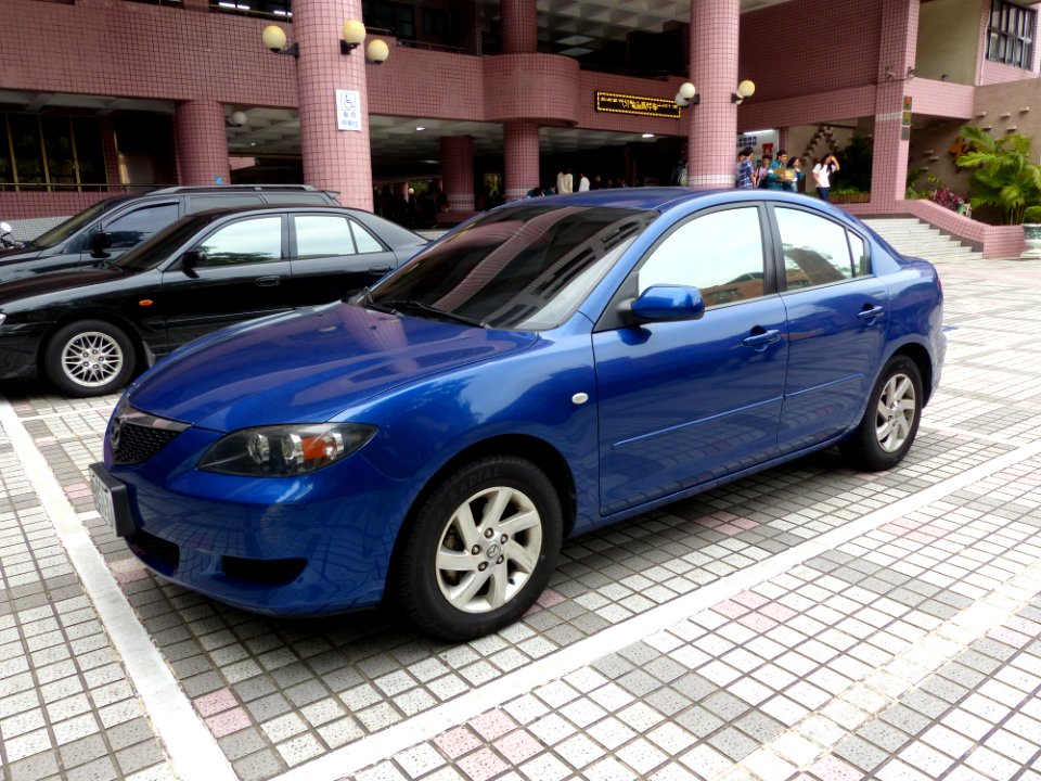 Mazda3 BK Parked at Taipei Municipal Xi Song Senior High School 20131207