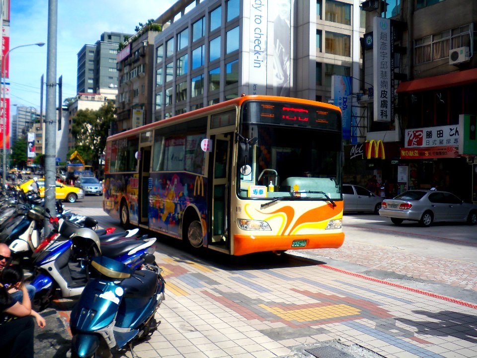 McDonald's Shuttle Bus in Qingcheng Street 20091031