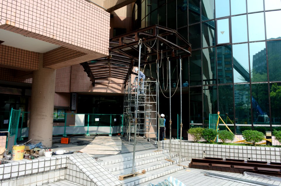 Main Entrance Covered Walkway of Taipei City Minsheng Community Center under Construction 20150318b