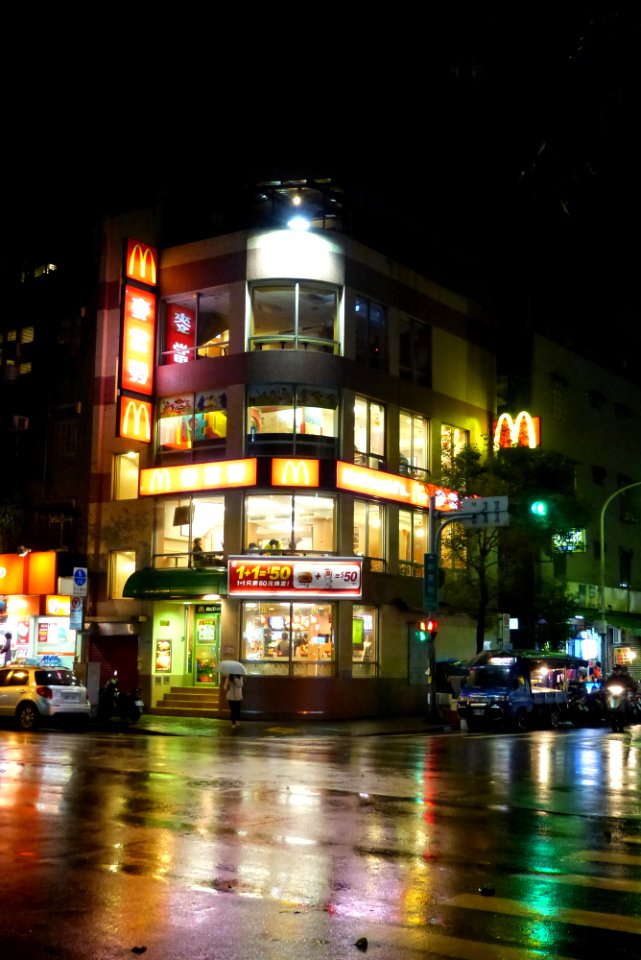 McDonald's 2nd Minsheng Taipei Restaurant in Christmas Eve 20131224