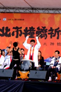 Mayor Ko Beating Opening Taiko on Stand 20151101
