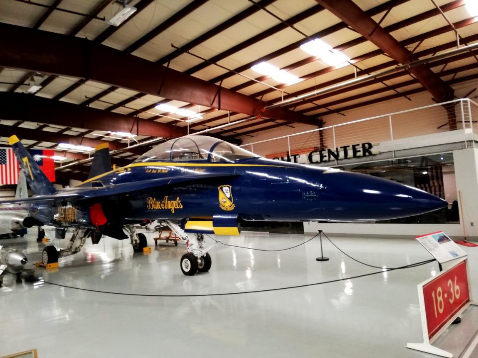 McDonald Douglas F-A-18B Hornet ‘Blue Angels - U. S. Navy - 7’ (2598325695)