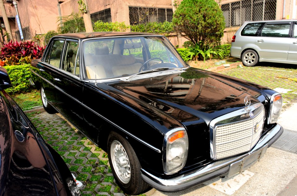 Mercedes-Benz 230 Parked at Lane 225, Jiankang Road, Taipei 20150217b