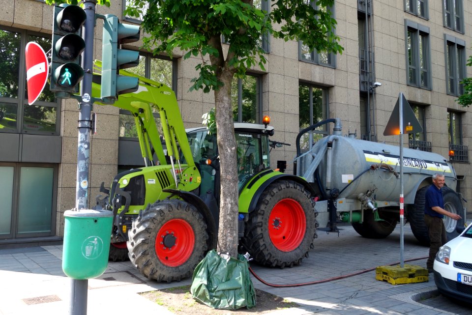 Nachfüllen der Baum-Bewässungsbehälter auf der Königsallee, Düsseldorf (Mai 2021)