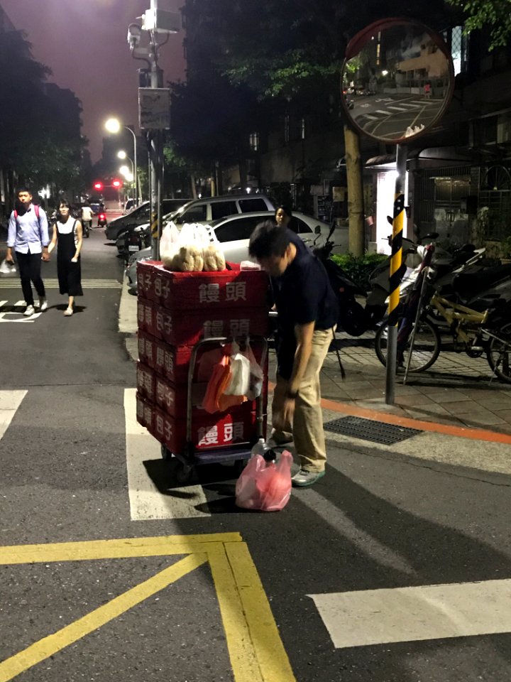Mantou and Baozi Seller at Lane 72, Yanshoui Street, Taipei in Night 20170508