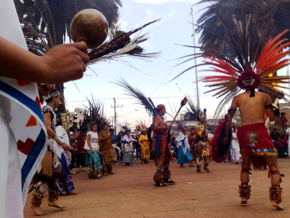 Maraca y danzantes