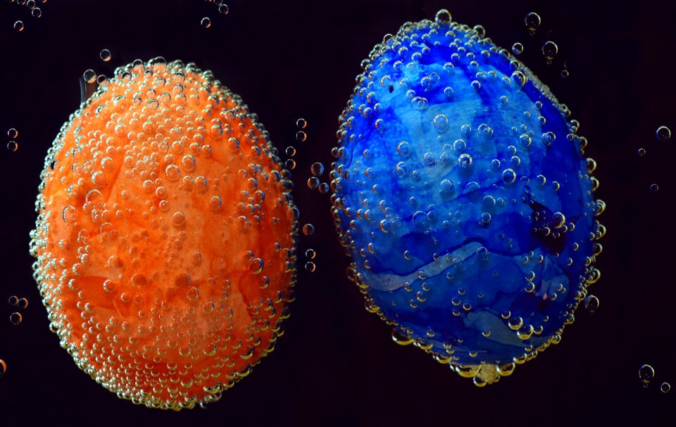 Underwater color dye eggs