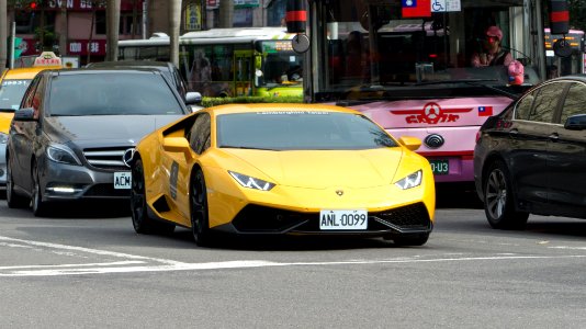 Lamborghini Huracán at Songshan District, Taipei 20160116