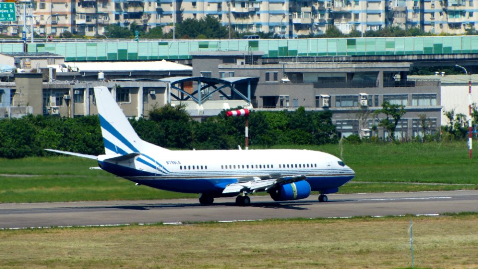 Las Vegas Sands Corporation B737-3L9 N788LS Landing down Taipei Songshan Airport 20160924a