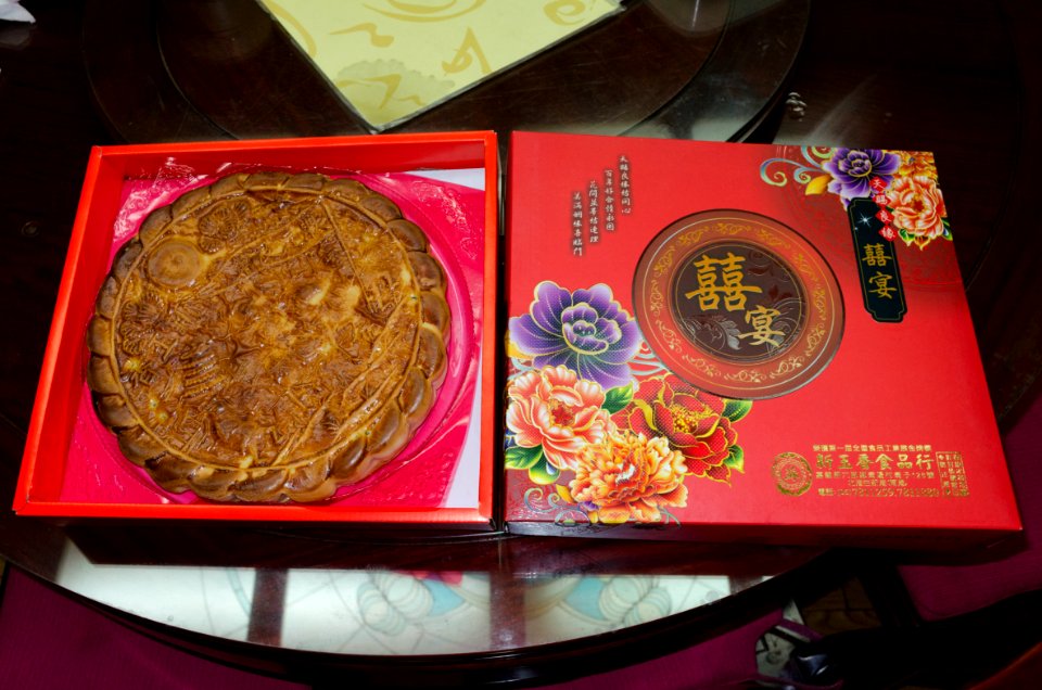 Large Wedding Pie in Opened Box 20161229