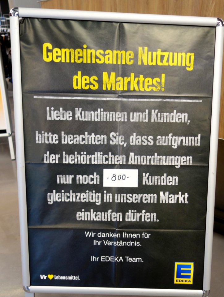 Kundenbeschränkung in Zeiten der Corona-Krise, Düsseldorf, 31. März 2020 (2)