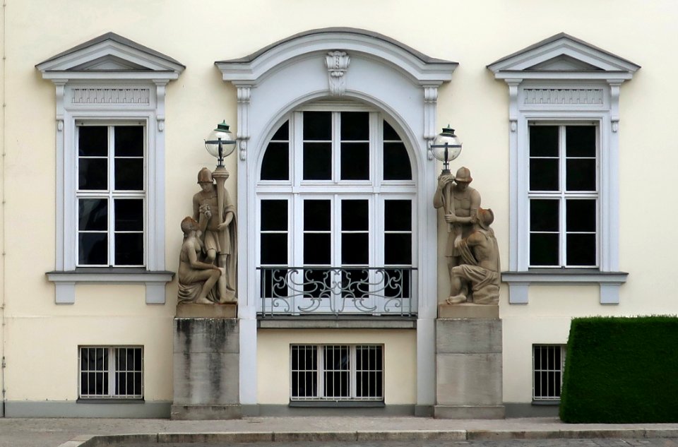 Leuchterträger links Schloss Bellevue Berlin