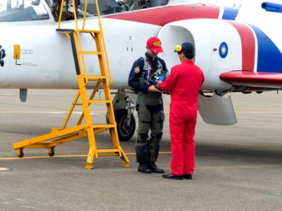 Li Jun-Ting, ROCAF Major, Pilot of Thundertigers AT-3 0842 Leaving Aircraft 20161126f