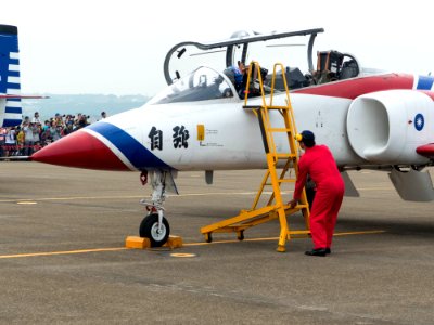 Li Jun-Ting, ROCAF Major, Pilot of Thundertigers AT-3 0842 Leaving Aircraft 20161126d