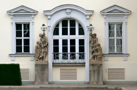Leuchterträger rechts Schloss Bellevue Berlin