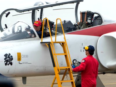 Li Jun-Ting, ROCAF Major, Pilot of Thundertigers AT-3 0842 Leaving Aircraft 20161126e
