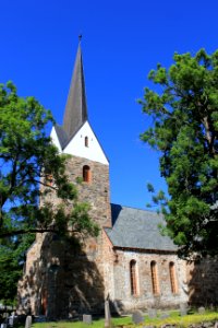 Lillestrøm kirke bak trær
