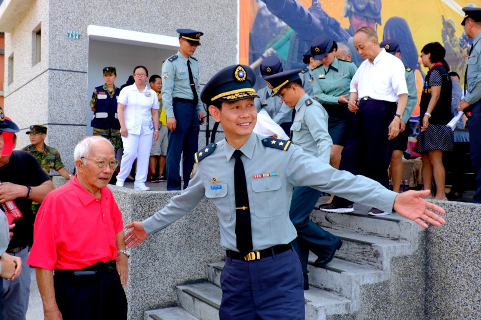 Lieutenant General Chuan Tzu-jui, Commander of ROCA Hualien & Taitung Defence Command Guide Veteran Chu Yuan-Chin to Ground for Photograph 20150704