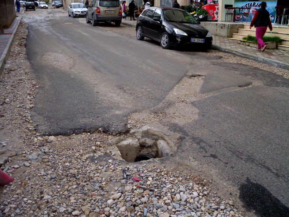 Linze Albania open sewage