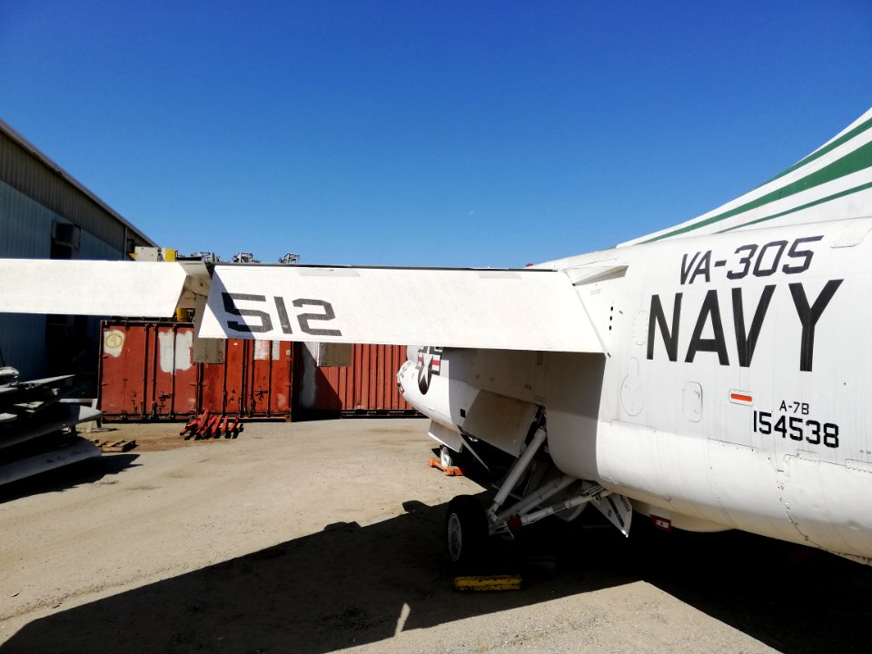 Ling-Temco-Vought A-7 Corsair II ‘512 - VA-305 - Navy - 512 - Lobo’ (26946328718)
