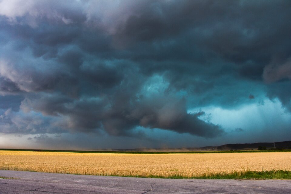 Thunderstorm storm hunting forward