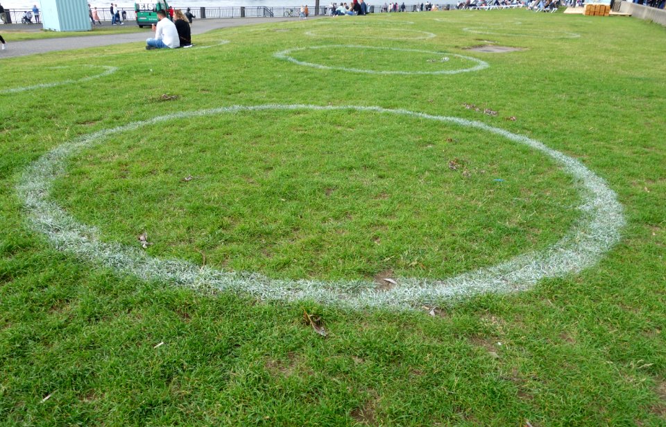 360 Kreise als Abstandsmarkierungen in der Corona-Krise, Düsseldorf Rheinufer, 11. Juni 2020 (6)