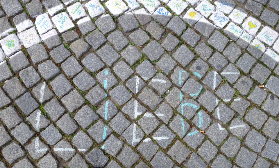 360 Kreise als Abstandsmarkierungen in der Corona-Krise, Düsseldorf Rheinufer, 15. Juli 2020