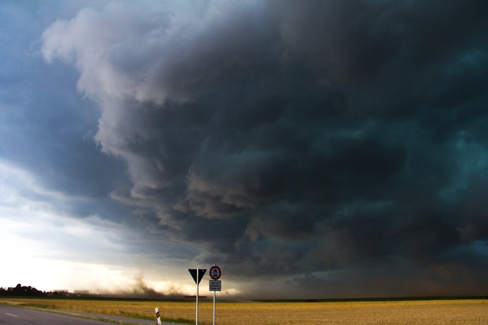 Thunderstorm storm hunting forward