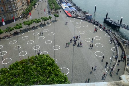 360 Kreise als Abstandsmarkierungen in der Corona-Krise, Düsseldorf Rheinufer, 11. Juni 2020 (1)