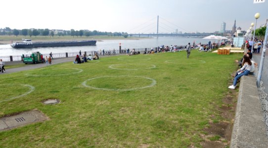 360 Kreise als Abstandsmarkierungen in der Corona-Krise, Düsseldorf Rheinufer, 11. Juni 2020 (5)