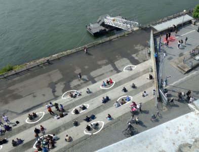 360 Kreise als Abstandsmarkierungen in der Corona-Krise, Düsseldorf Rheinufer, 11. Juni 2020 (4)