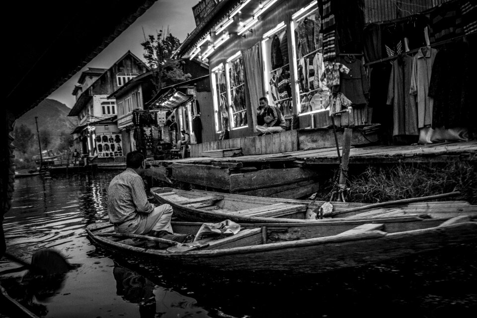 Wallpaper black and white kashmir