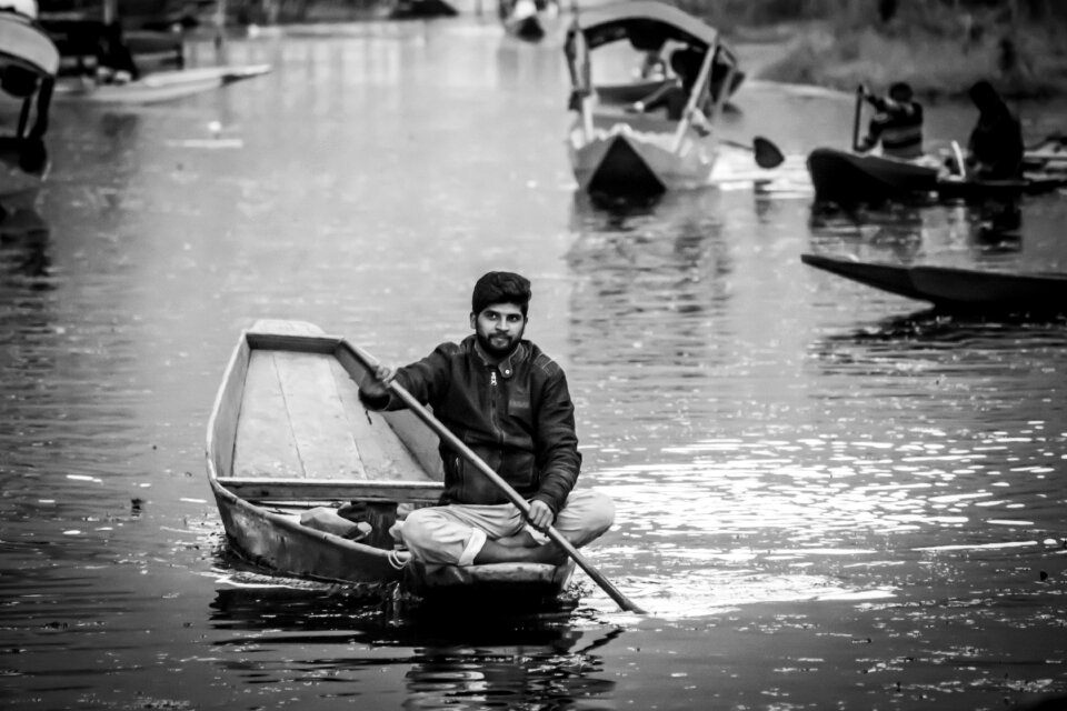 Wallpaper black and white kashmir