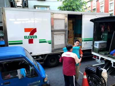 7-Eleven Zendong Store Officer Taking Boxes from Driver of President Logistics International 20170727