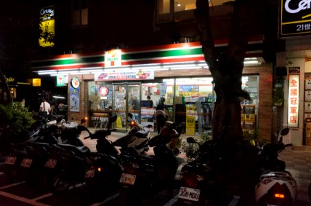 7-Eleven Chaofu Store at Night 20160525
