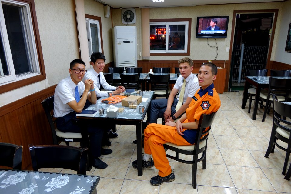 20150914 LDS missionaries in Gangneung Fire Station DSC02914