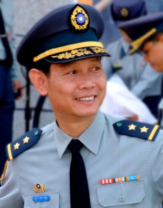 (Cropped 全子瑞中將) Lieutenant General Chuan Tzu-jui, Commander of ROCA Hualien & Taitung Defence Command Guide Veteran Chu Yuan-Chin to Ground for Photograph 20150704