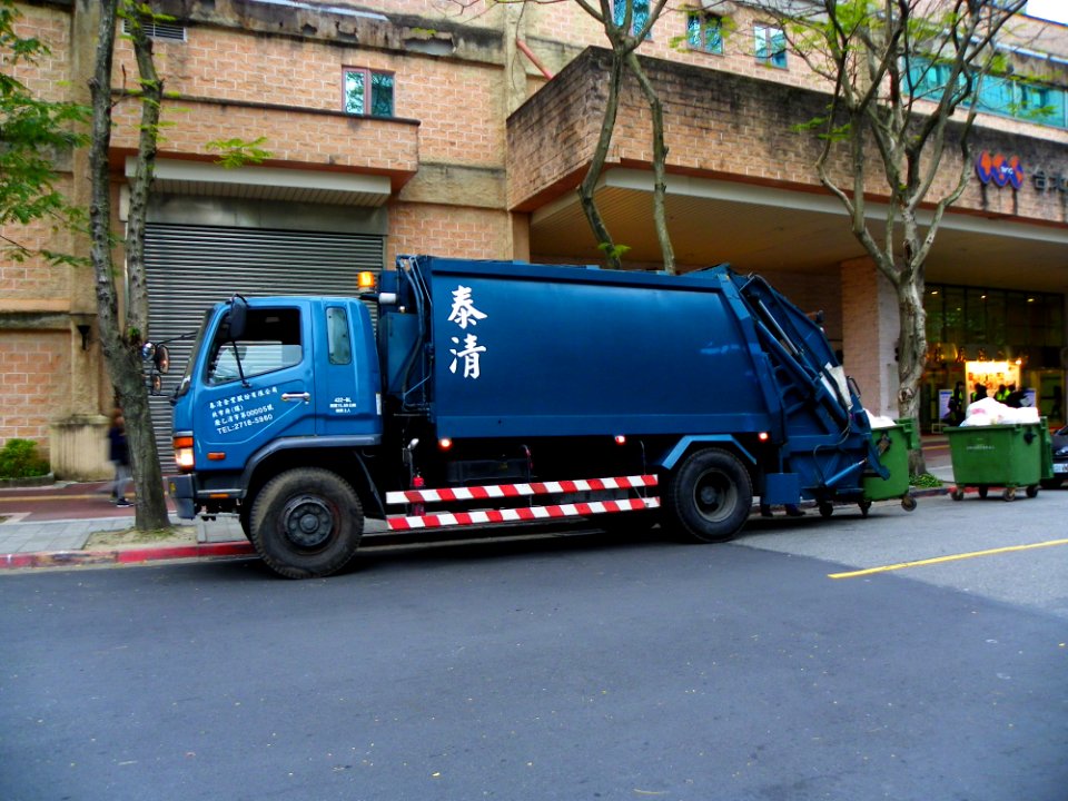 2013TIBE Day5 Hall2 Waste Collection Truck Reciving Trash from Carts 20130203