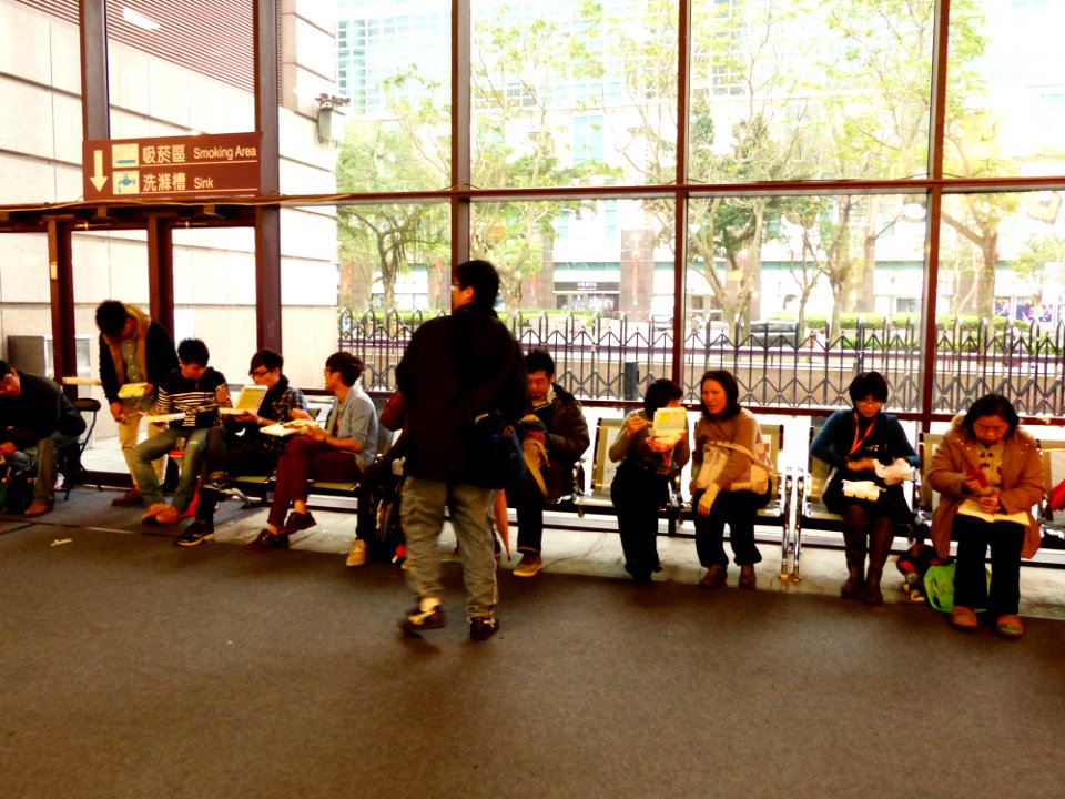 2014TIBE Day6 Hall1 Visitors Set on Chair Eating Lunch Boxes 20140210