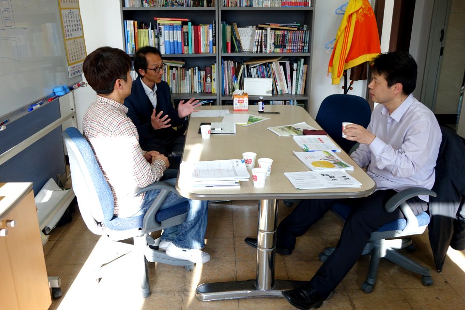2015년 4월 21일 서울특별시 강북구 수유동 연두스튜디오 시민안전파수꾼 교재 관련 회의 김성민, 이주한, 김준철 DSC09353