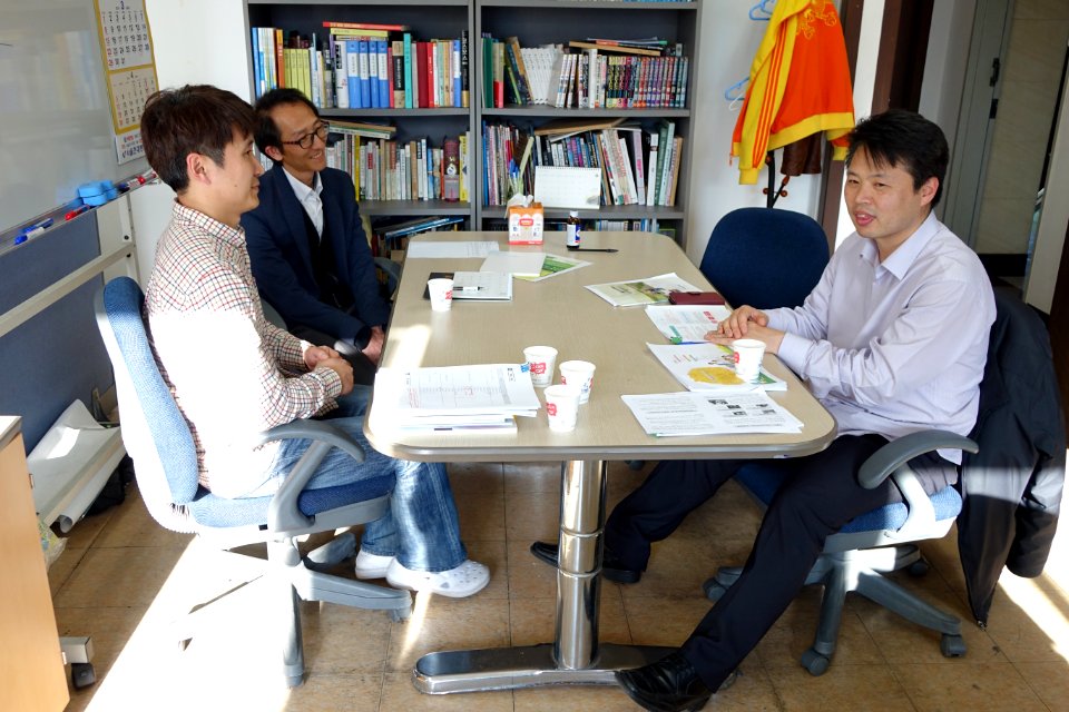 2015년 4월 21일 서울특별시 강북구 수유동 연두스튜디오 시민안전파수꾼 교재 관련 회의 김성민, 이주한, 김준철 DSC09351