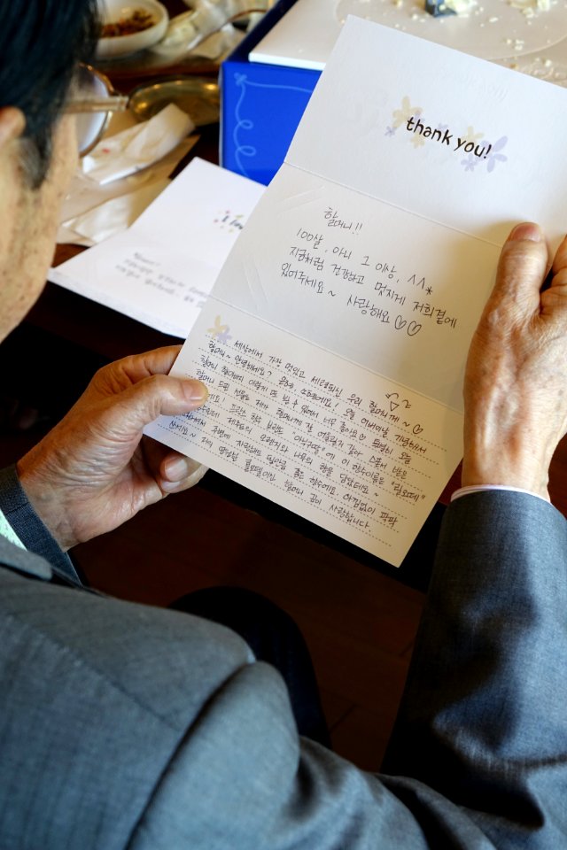2015년 5월 5일 경기도 과천시 서울랜드 장미의언덕 원정길 일가 모임 원정길 편지를 읽는 모습 DSC09989