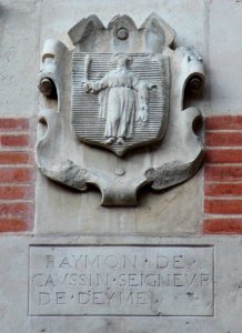 Coat of arms in Cour Henri IV Raymon de Caussin