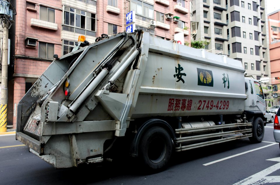 Cleaning Company Waste Collection Truck in Section 4, Bade Road, Taipei 20141220