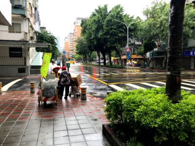 Cleaning Works of DEPCT Working at Sanmin Road, Taipei after Rain 20171013a