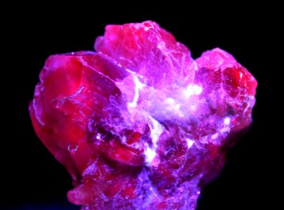 Chrysobéryl var. alexandrite sous UV (Brésil) 1